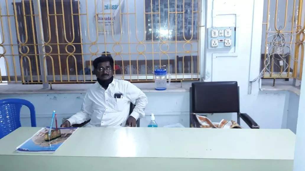Adviser attending at the Medical Unit desk